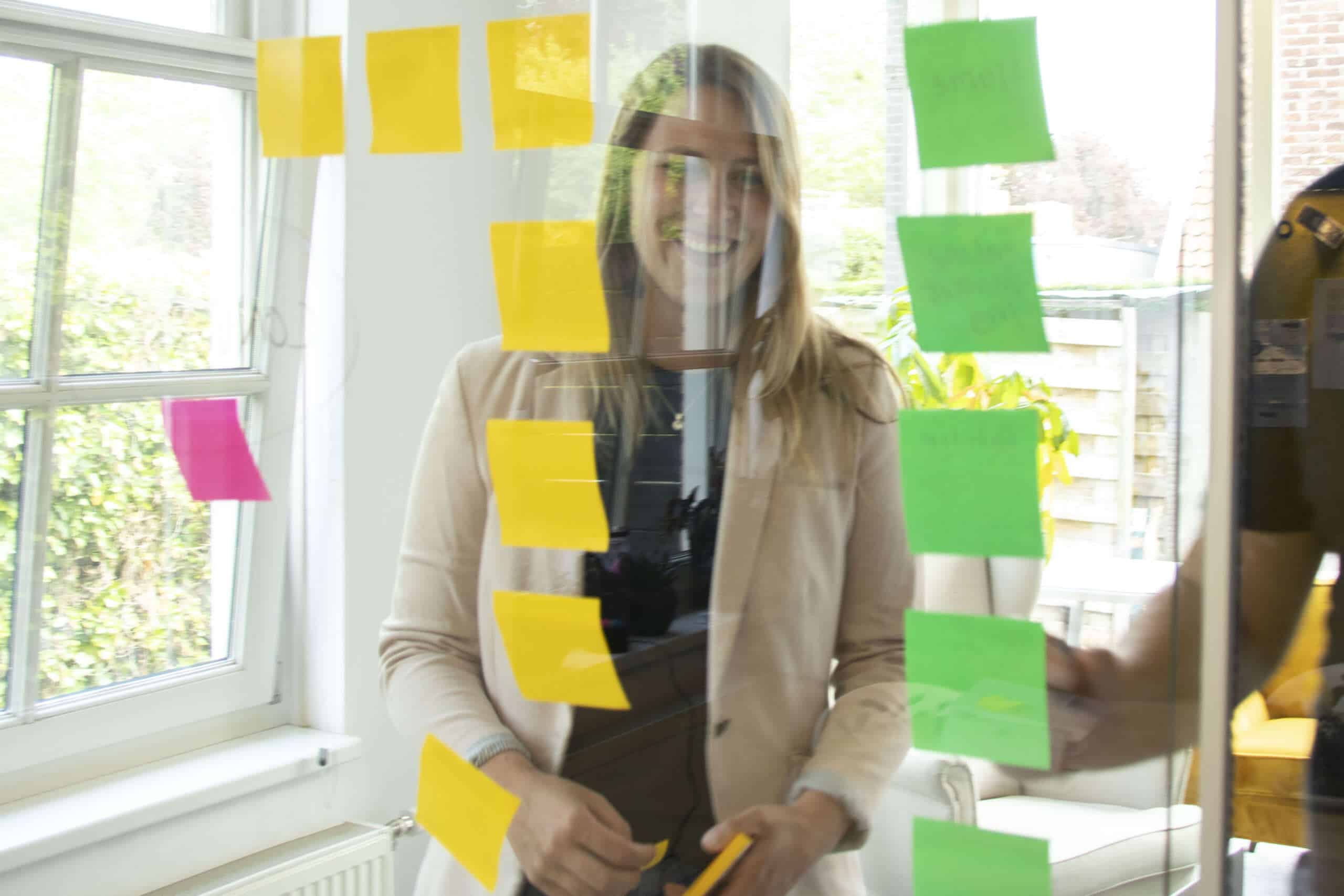 Product owner Sandra Buitendijk bij scrummuur