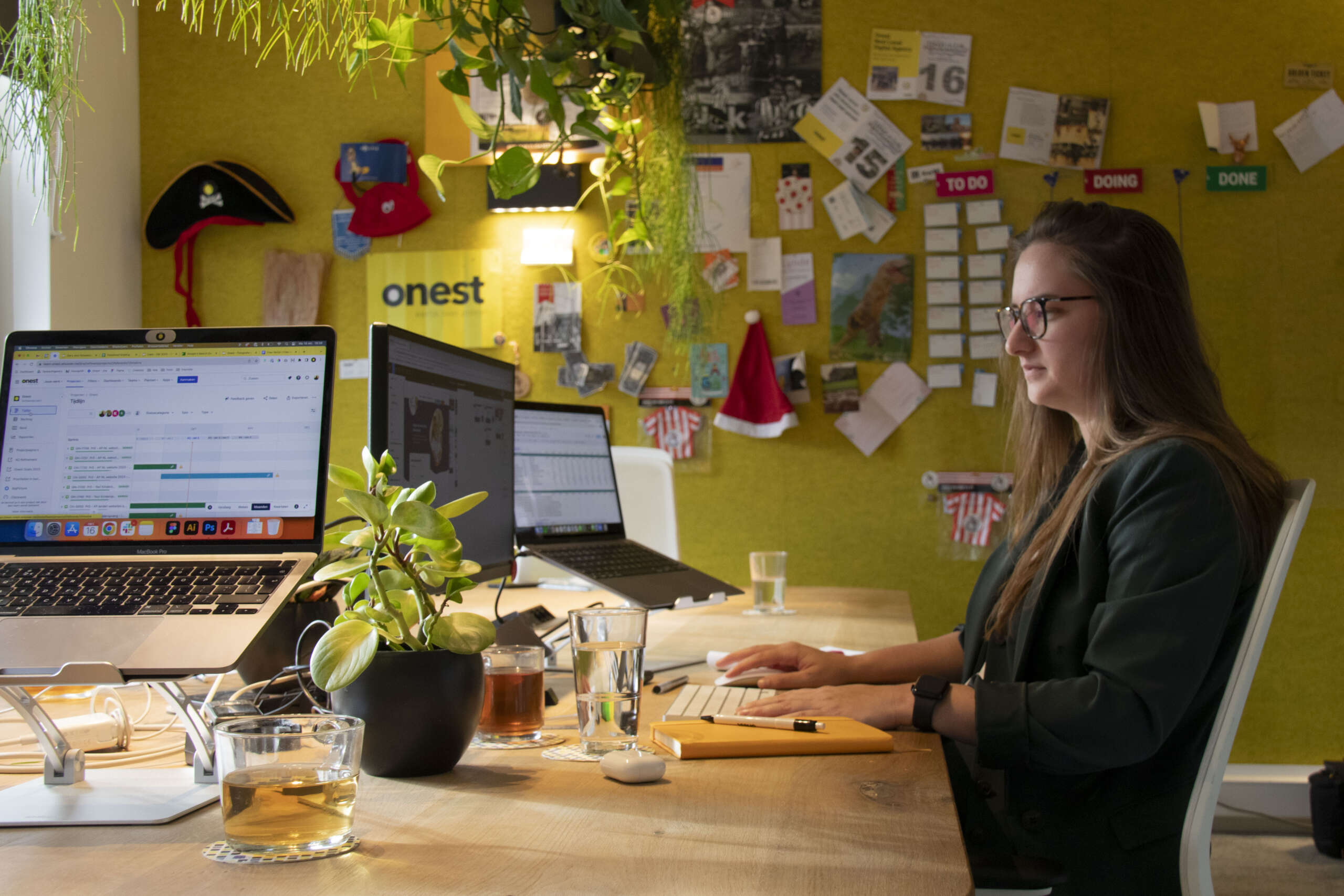 Cynthia aan werktafel aan het werk