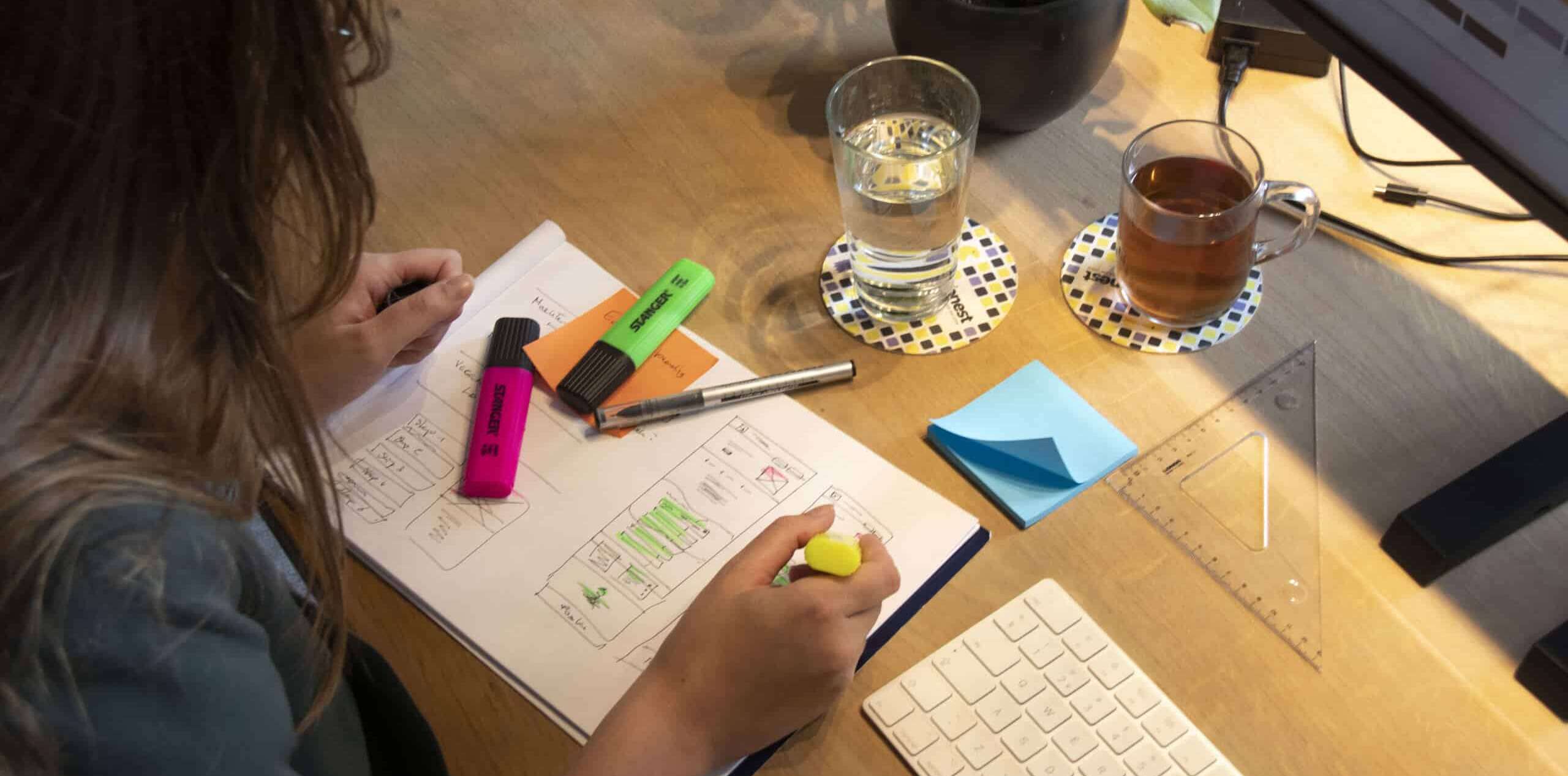 Choco die een website aan het schetsen is op papier.