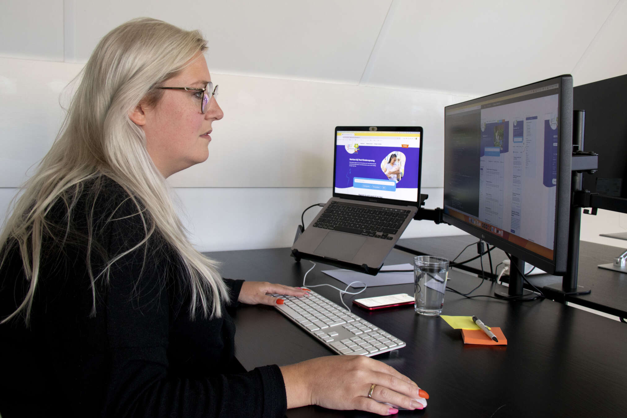 Kayleigh werkt achter een bureau in het kantoor van Onest Digital Agency