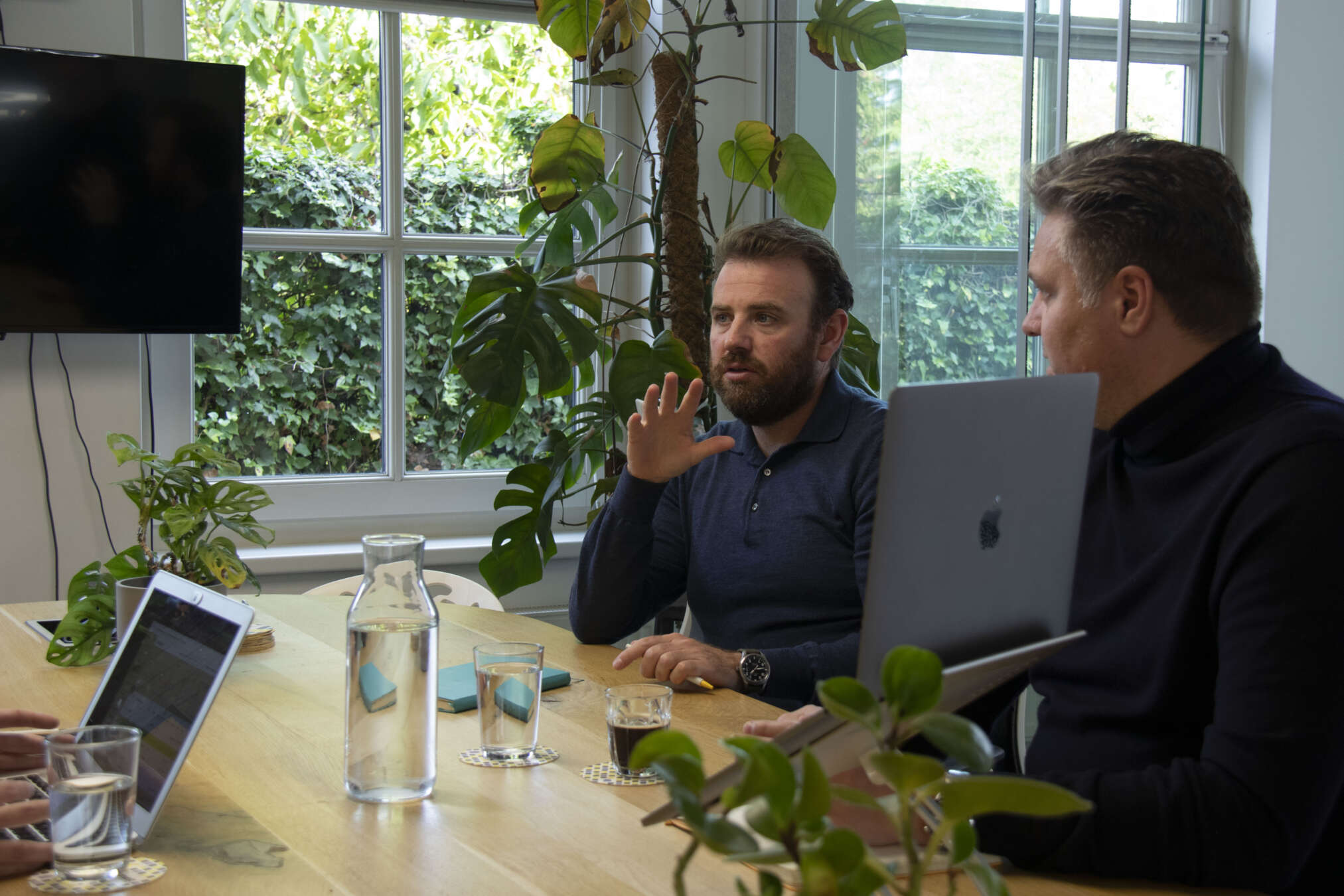 Tim aan het woord tijdens een meeting