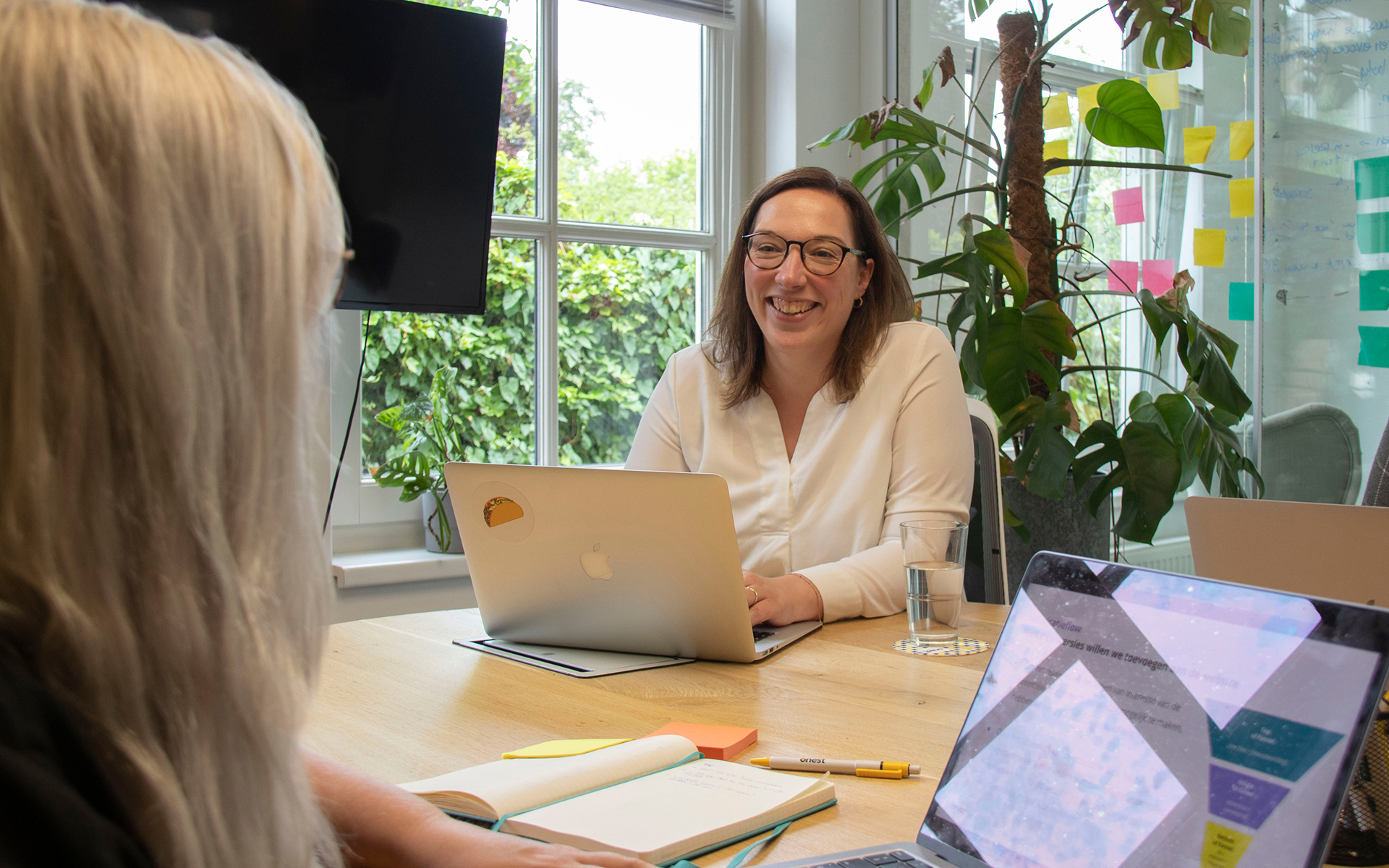 Petra aan de werktafel