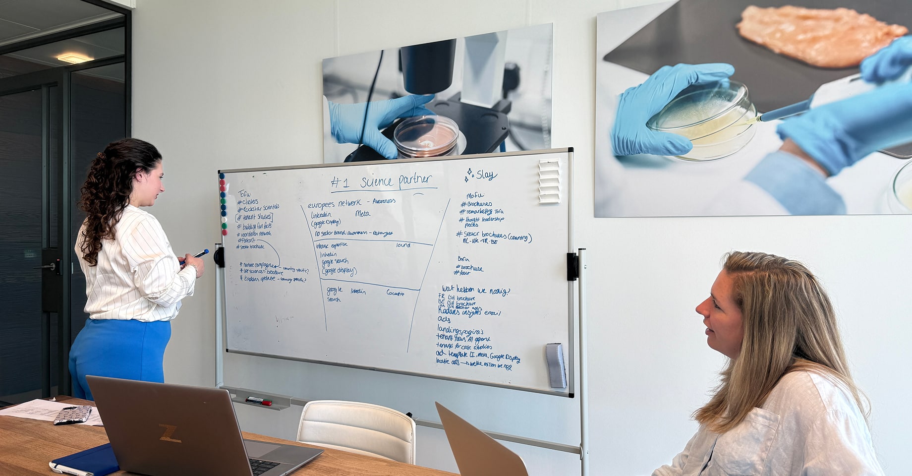 Stratgiesessie bij Kadans Science Partner waarbij plannen en doelstellingen bespreken.