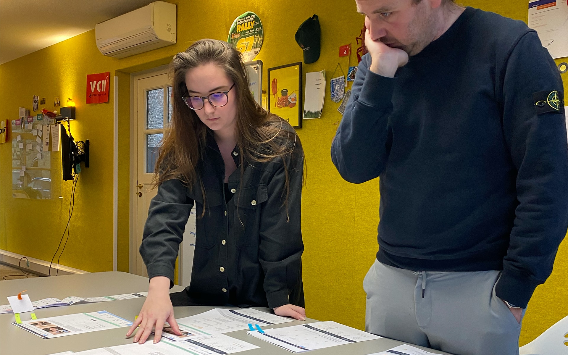 Cynthia en Tim overleg over opbouw van de pagina's