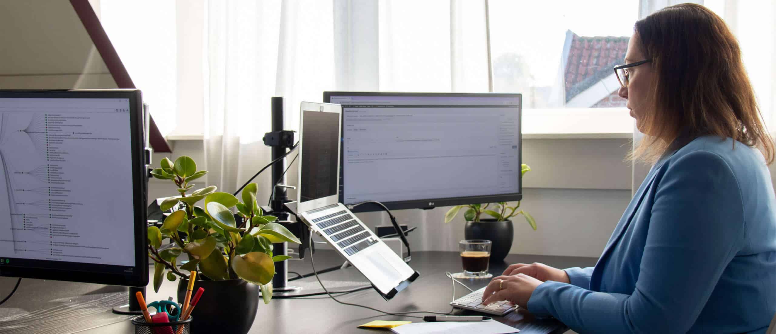 Petra bezig met content schrijven