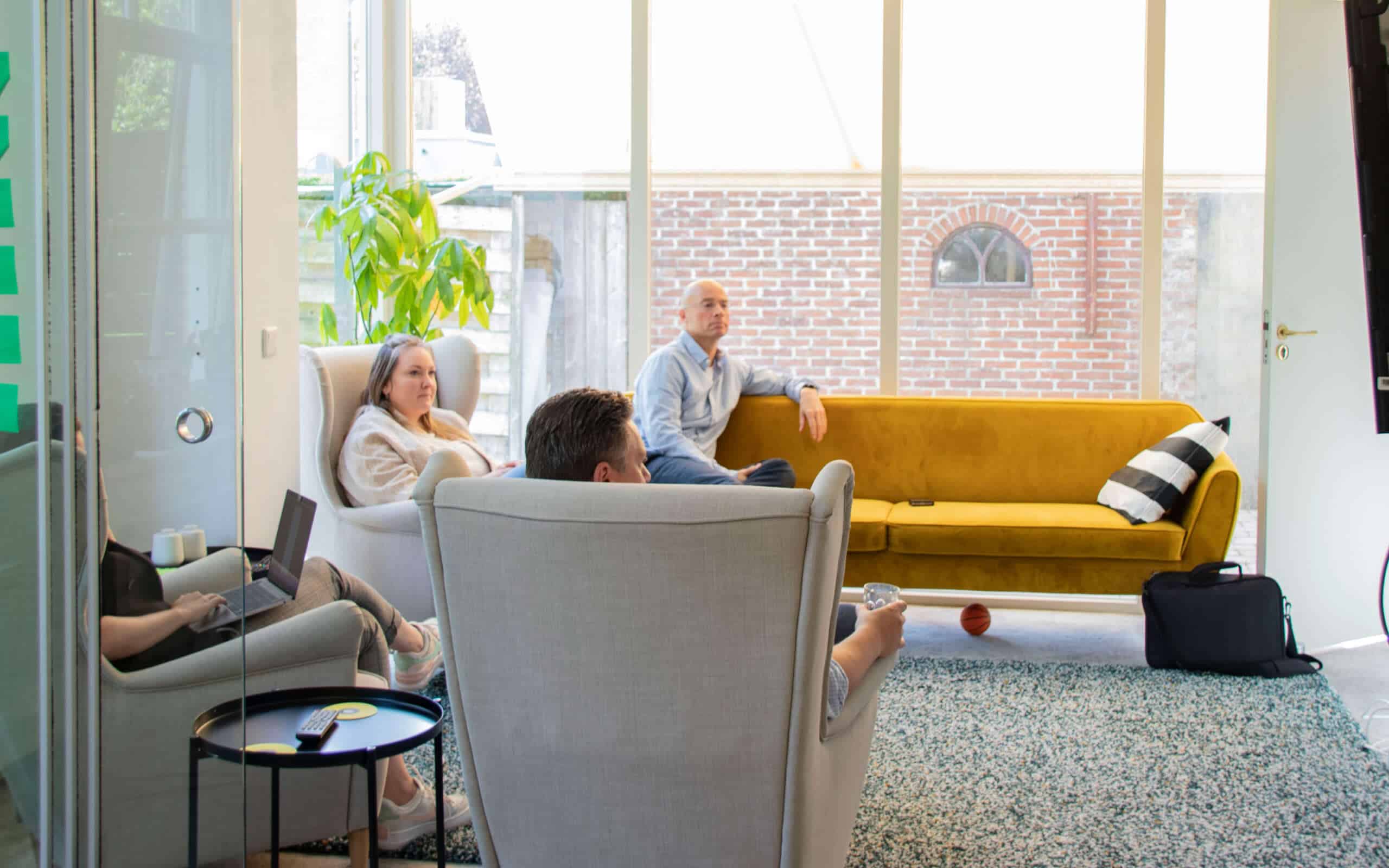 Meeting in de living van het Onest-kantoor met Jan Snel