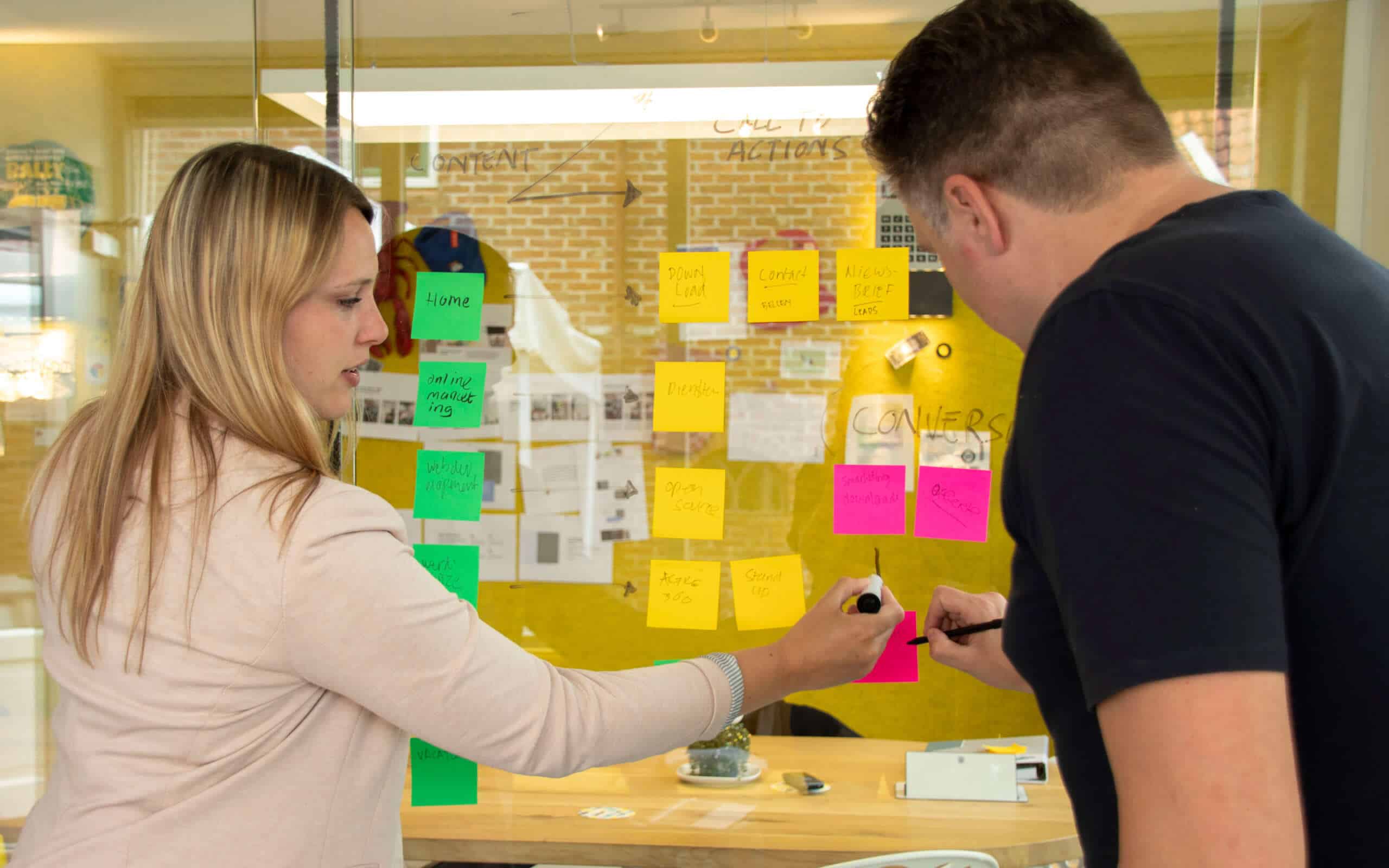 Sandra Buitendijk en Mark Drenth overleggen bij de scrummuur.