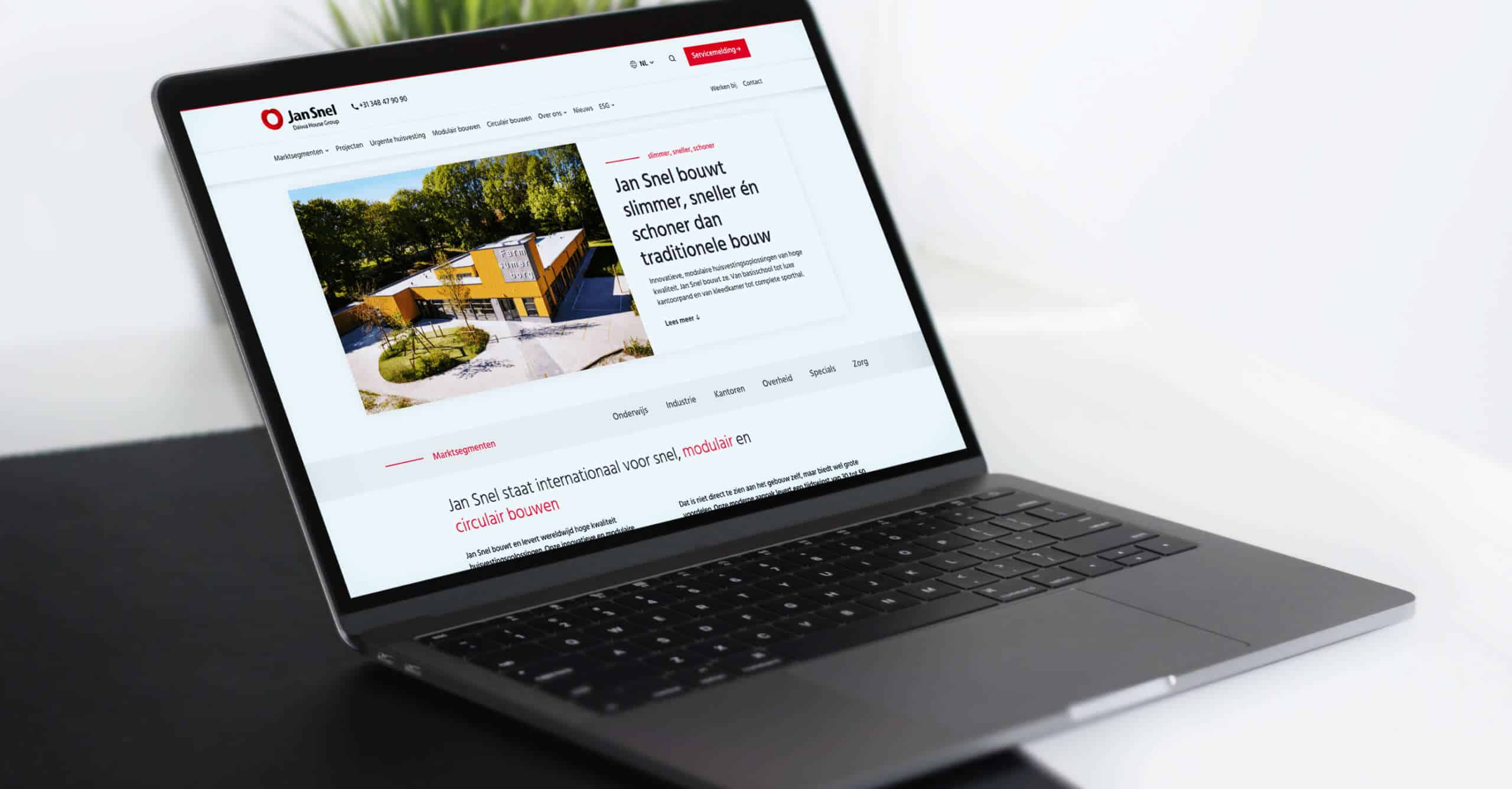 Laptop met website van Jan Snel geopend op het scherm