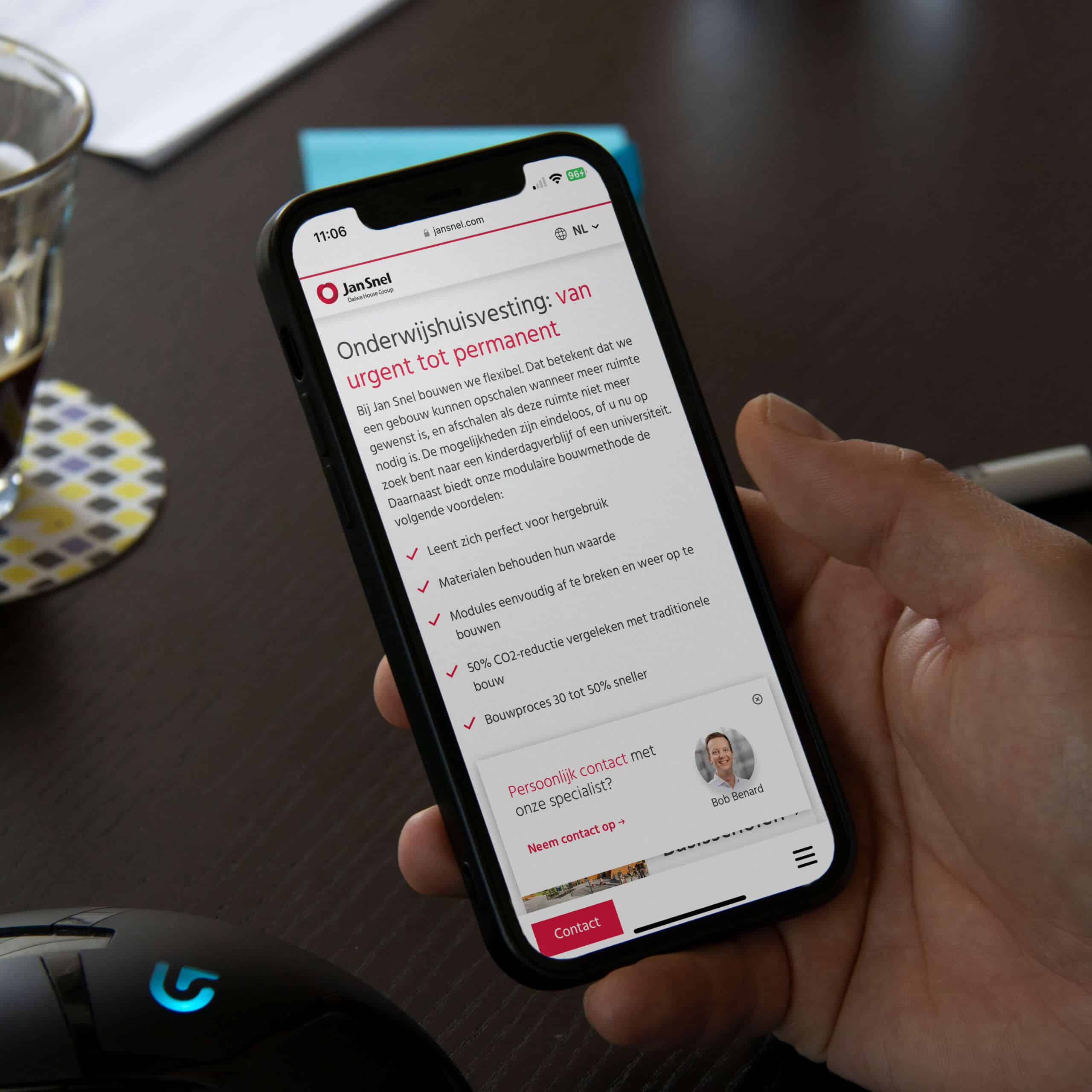 Mobiele telefoon met de website van Jan Snel daarop geopend