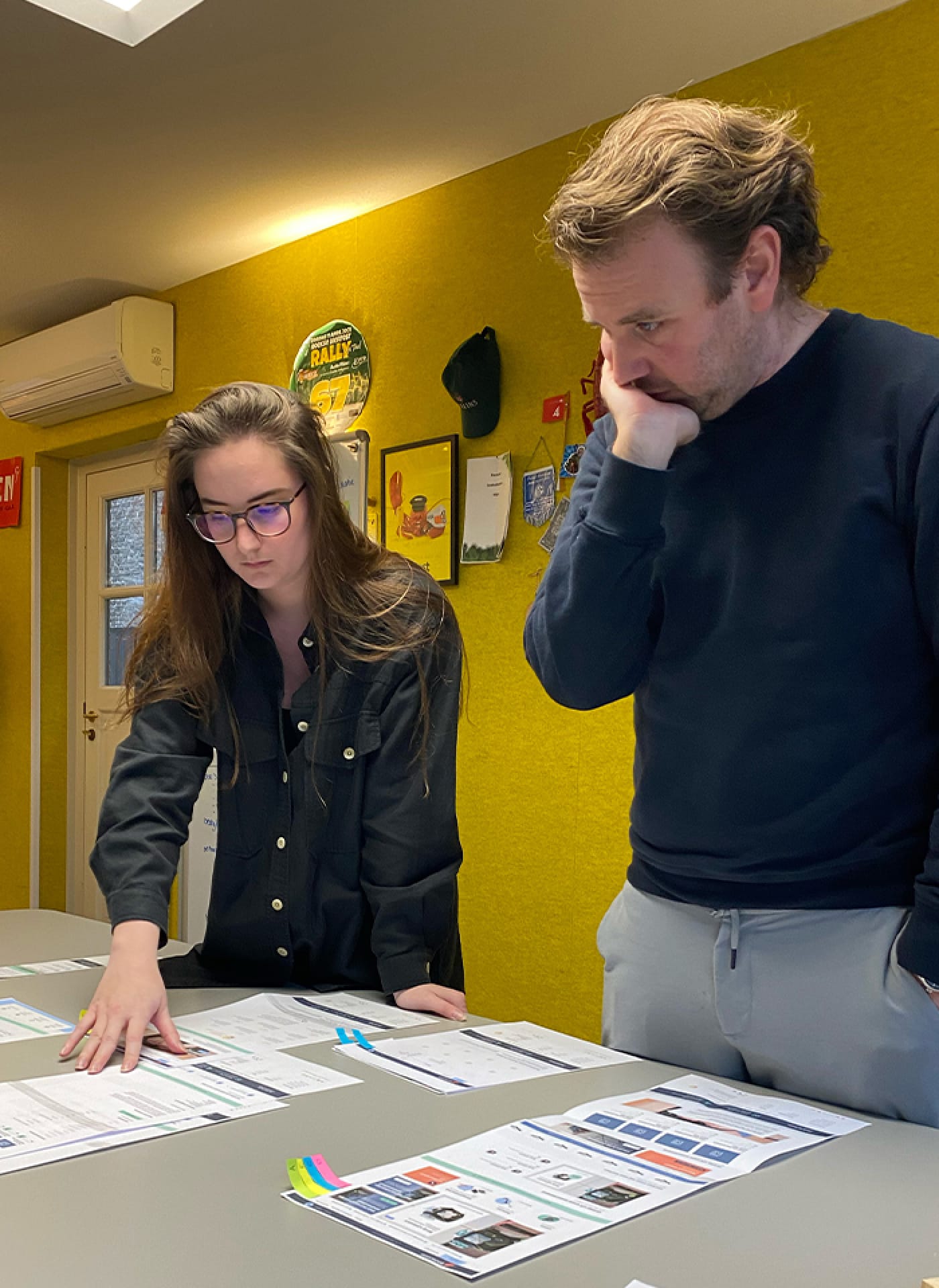 Tim Janssen, adviseur en eigenaar en Cynthia van Steenvelt, digital designer, werken samen user scenario's uit op kantoor.