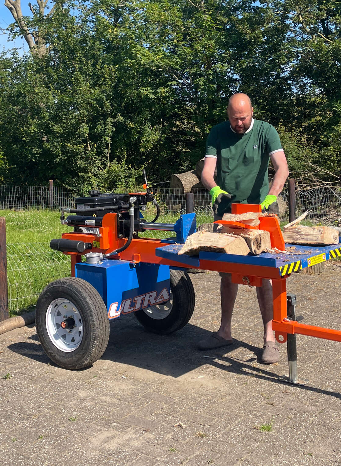 Marco Boertjes demonstreert een product van Logsplitters & Co