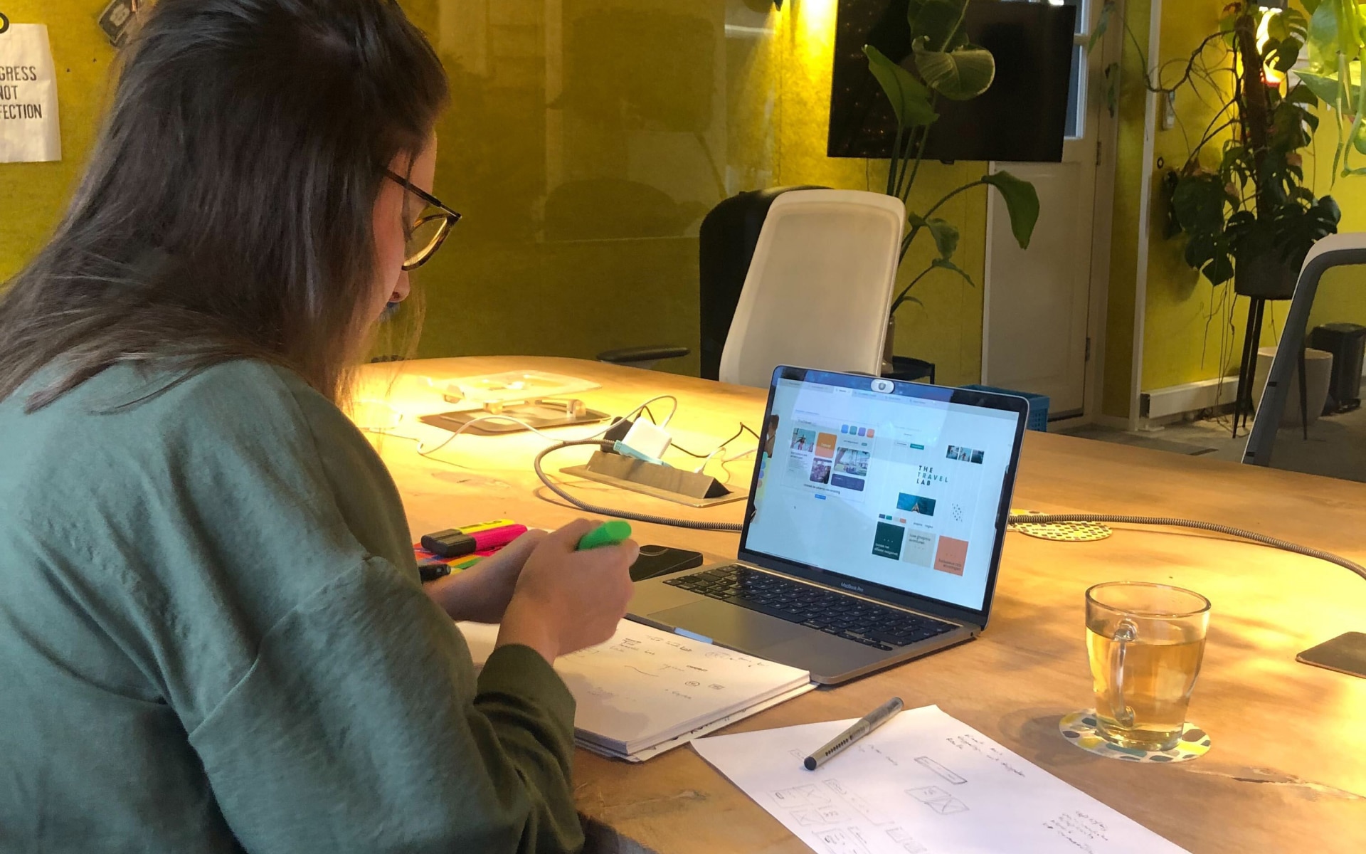 Cynthia bezig met website design voor The Travel Lab