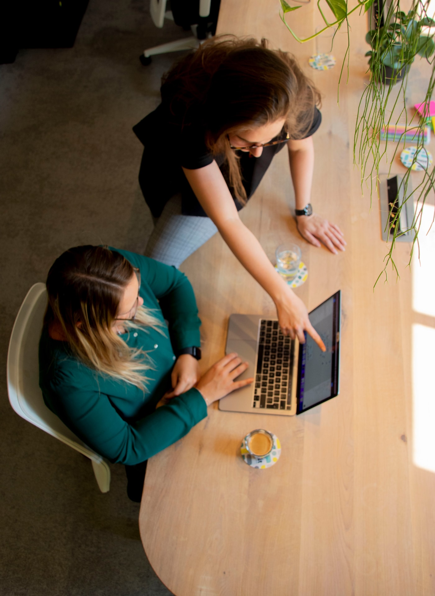 Sandra en Cynthia werkoverleg