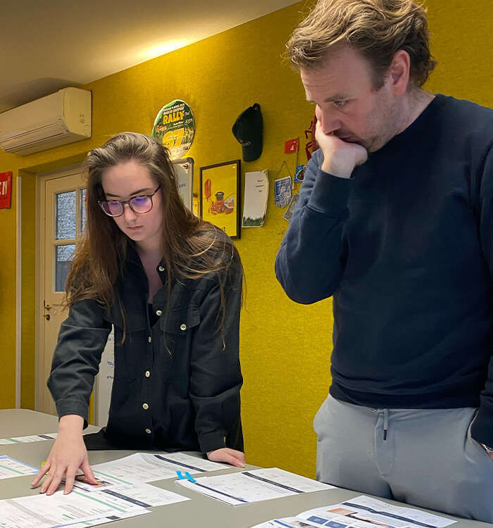 Tim Janssen, adviseur en eigenaar en Cynthia van Steenvelt, digital designer, werken samen user scenario's uit op kantoor.