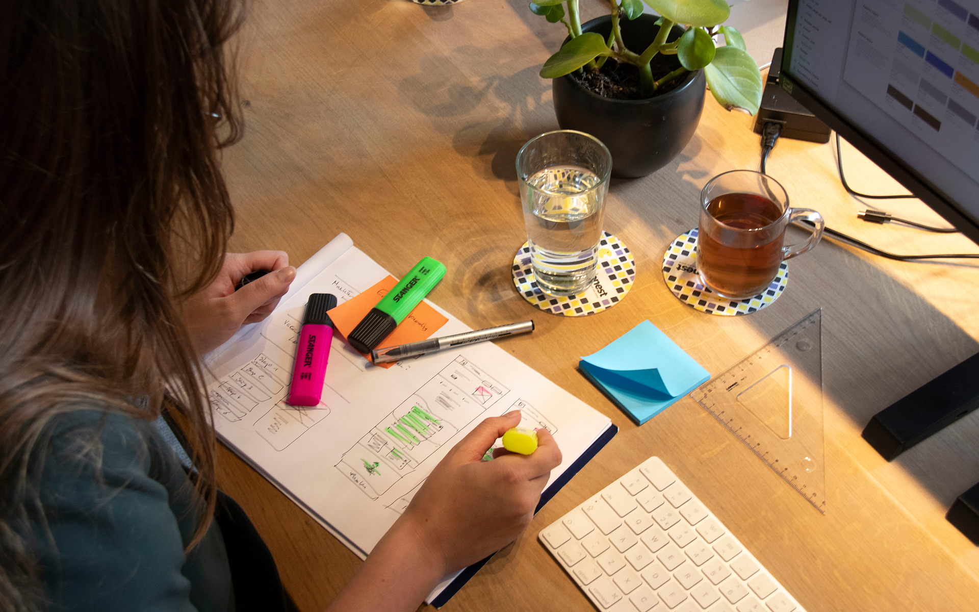 Cynthia maakt schetsen voor een nieuwe website