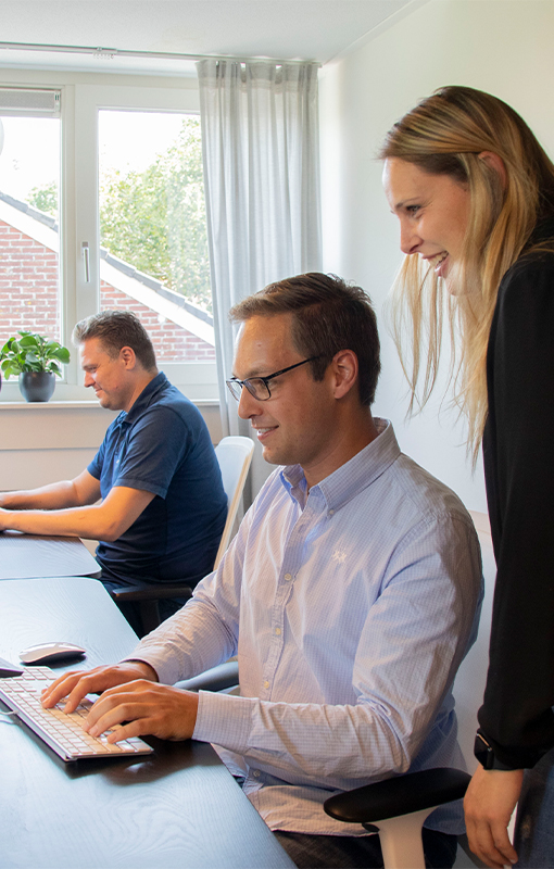 Sandra Buitendijk, Jorai Deijkers en Mark Drenth werken in de focusruimte op het kantoor van online marketingbureau Onest.