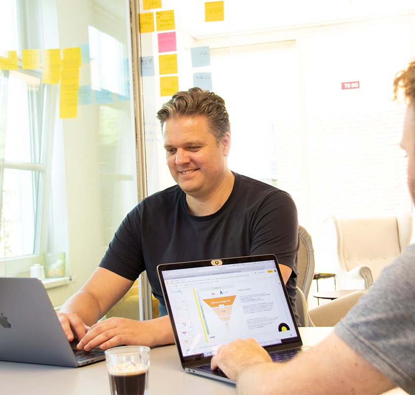 Mark Drenth en Tim Janssen, co-owners, zitten aan de werktafel van online marketingbureau Onest.