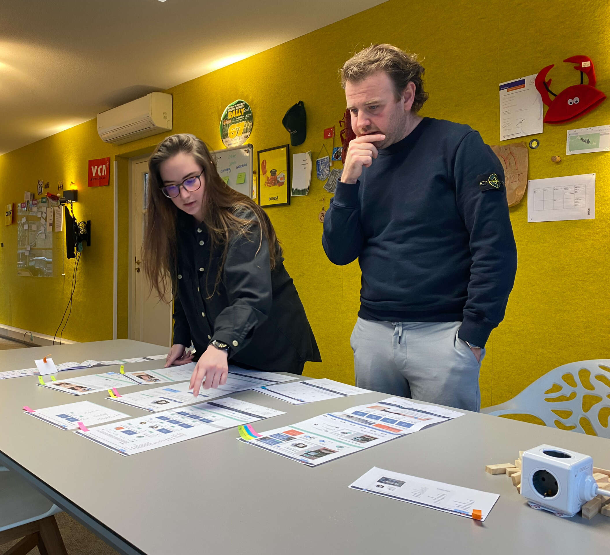 Cynthia van Steenvelt, Digital Designer, en Tim Janssen, co-owner bij Onest Digital Agency, bespreken een nieuw ontwerp voor een website