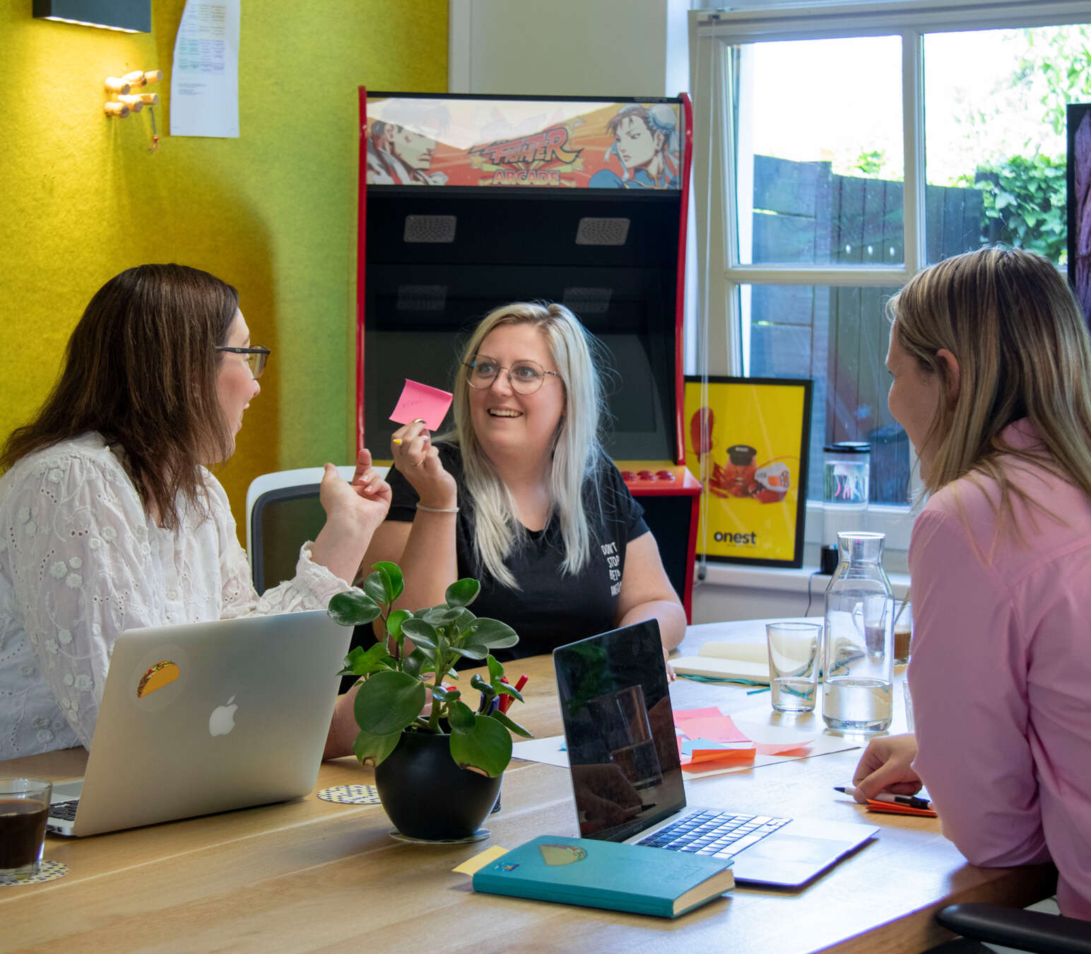 Online marketing aan het brainstormen met post-its