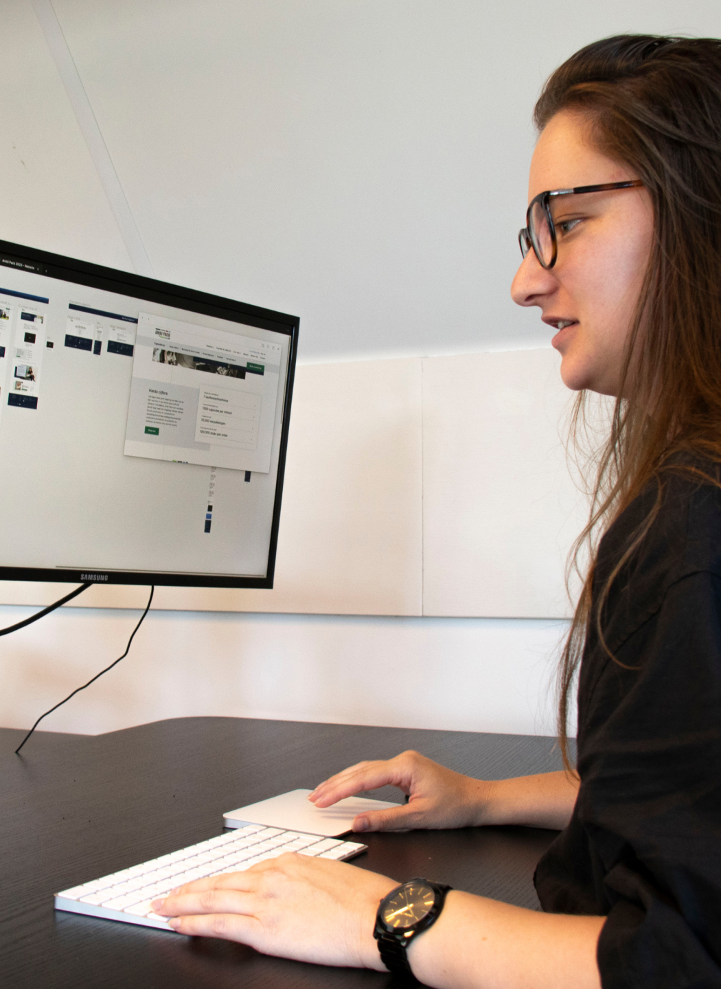 Cynthia achter haar laptop bezig met Digital Design