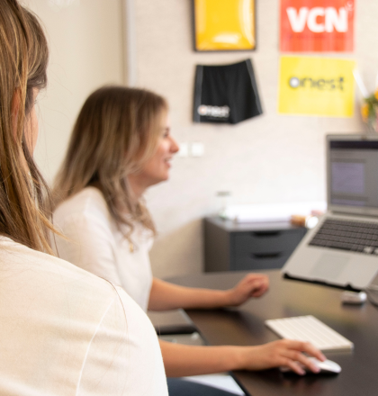 Karin van Solingen, copywriter, en Sandra Buitendijk, online marketeer, overleggen op kantoor van Onest Digital Agency