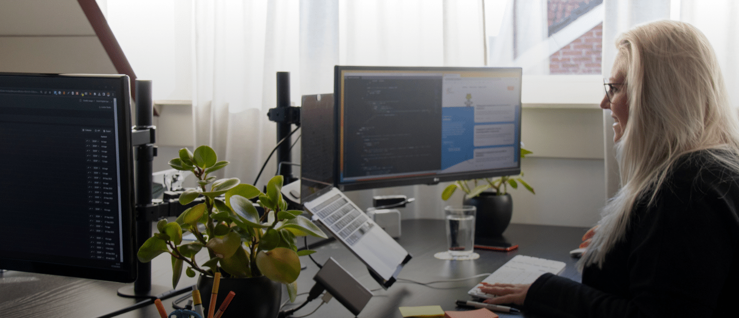 Kayleigh aan het werk achter een bureau