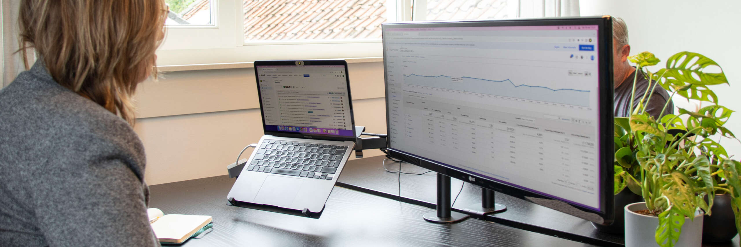 Renate analyseert data uit Analytics.