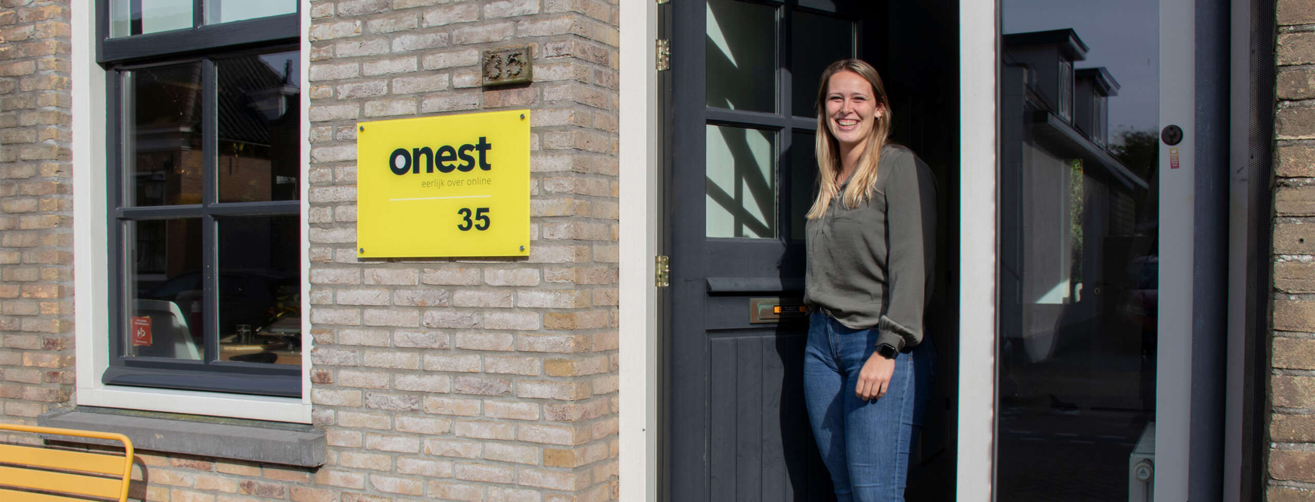 Sandra bij de voordeur van Onest
