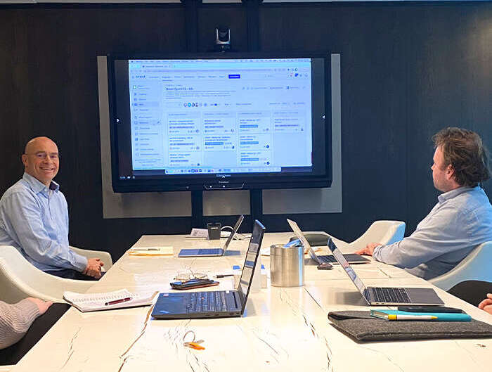 Michiel Gieben, Head of Marketing en Communication van Daiwa House Modular Europe samen met Onest co-owner Tim Janssen zittend tijdens een live meeting bij Jan Snel in Montfoort