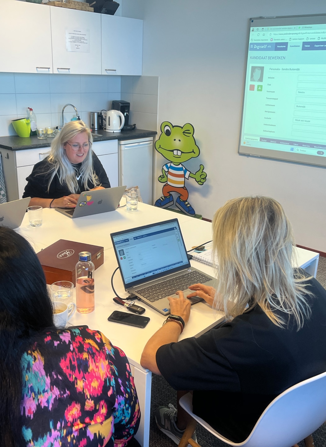 Onest online marketing team in bespreking bij Yes!