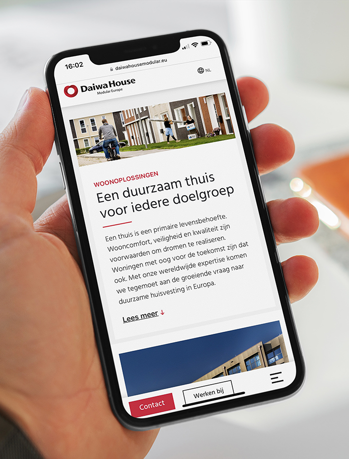 Website van Daiwa House Modular Europe afgebeeld op mobiel