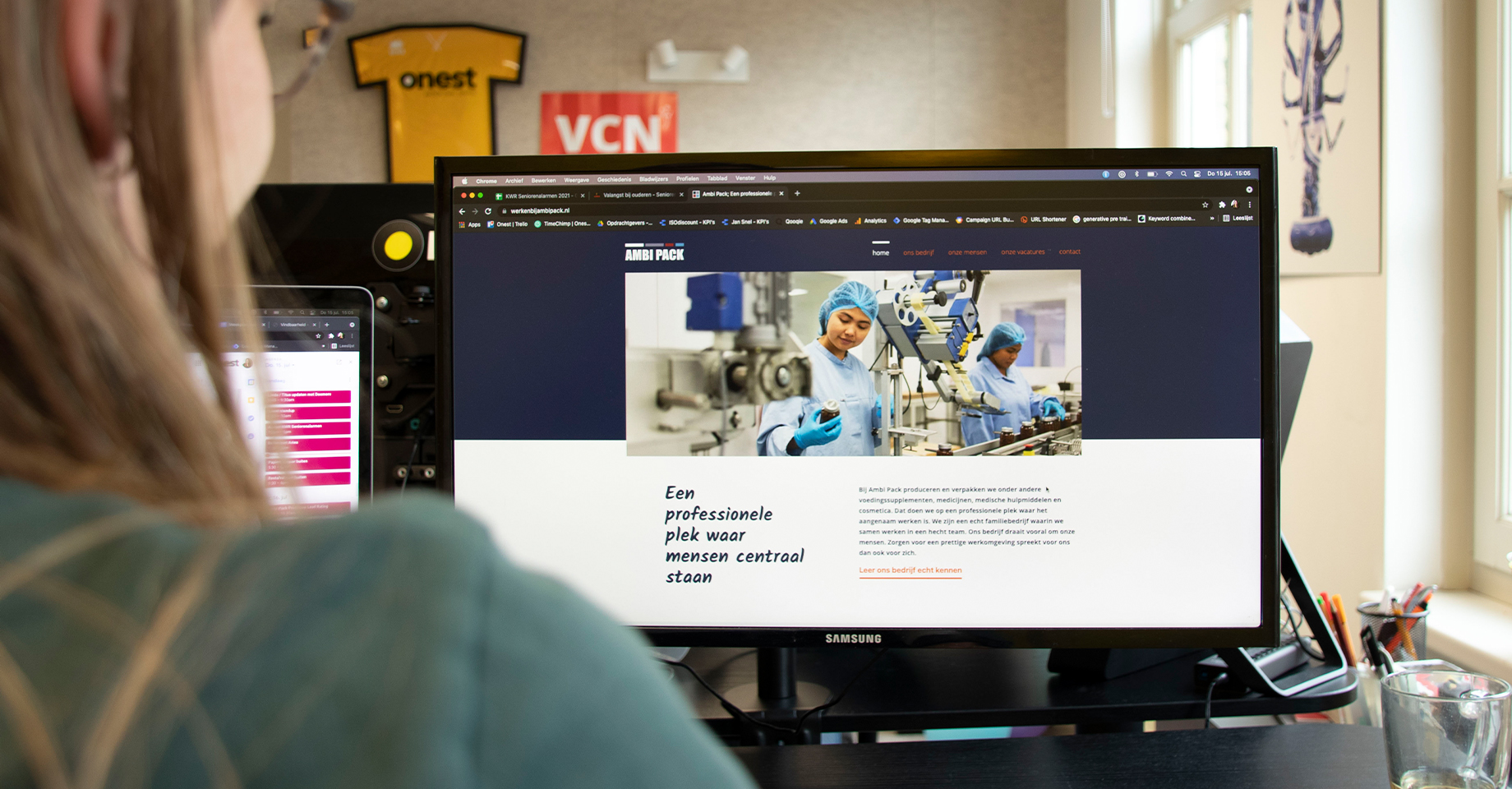 Sandra Buitendijk, online marketeer, werkt aan de nieuwe website van Ambi Pack