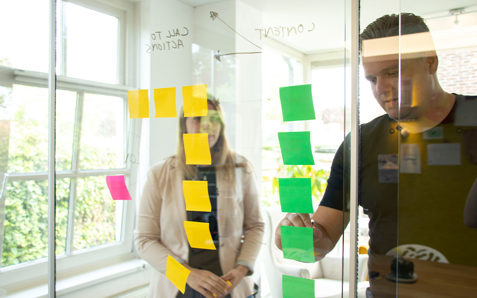 Mark Drenth en Sandra Buitendijk overleggen bij de scrummuur
