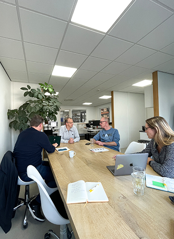 Collega's Mark en Sandra op bezoek bij klant TFT Solutions