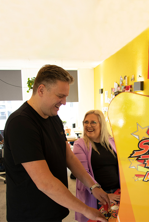 Mark Drenth, co-owner, en Kayleigh van Boxtel, webdeveloper, bij Onest Digital Agency